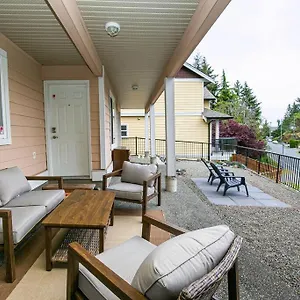  Holiday home Cozy Renovated Oasis W Private Terrace & Parking Canada