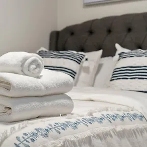 Apartment Modern Basement Gem: 2 Bedroom Retreat, Calgary