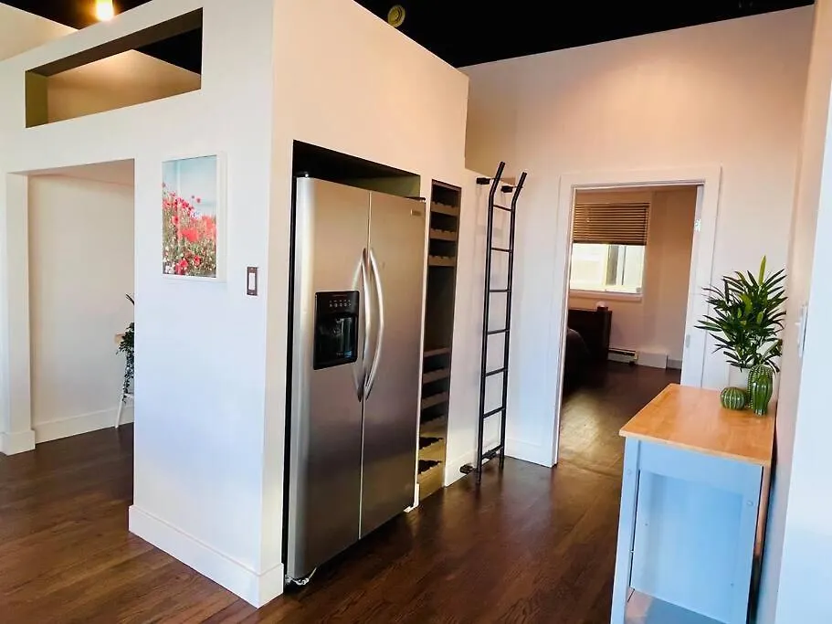 Apartment Sunny Penthouse On 17Th Ave, 1 Bedroom, 1 Loft Bed With Ladder, 1 Sofa Bed, Sleeps 6, Downtown Calgary